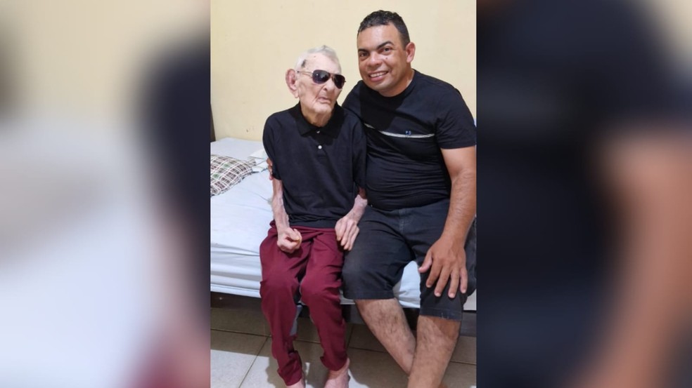 Homem mais velho do mudo, João Marinho Neto e o filho, Marcos Vinicíus. — Foto: Arquivo familiar