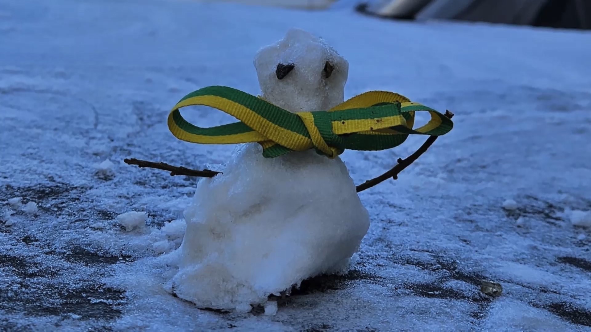 Baixas temperaturas congelam cachoeira, e turistas fazem 'bonequinho de neve' no ES