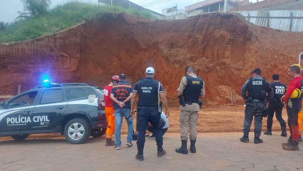 Trabalhador morre e outro fica ferido após deslizamento de terra em obra, em Itajubá (MG) — Foto: Reprodução/EPTV