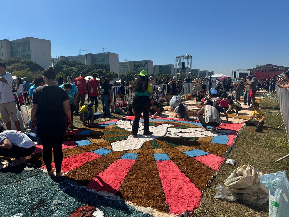 Fiéis montam tapetes em celebração a Corpus Christi na Esplanada dos  Ministérios, em Brasília | G1