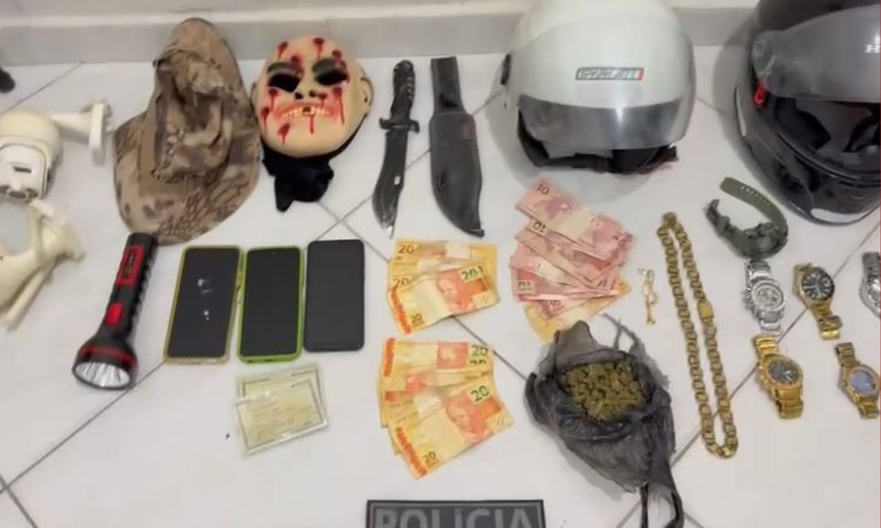 As diligências resultaram na apreensão de armas de fogo, drogas, dinheiro em espécie, celulares e veículos — Foto: PC-BA