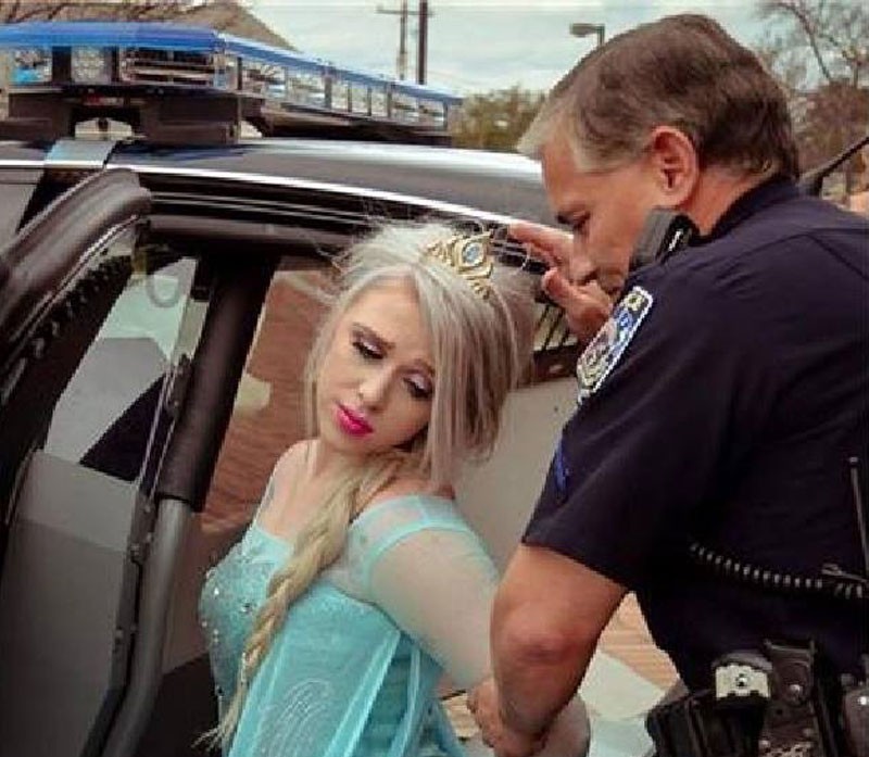 Polícia dos EUA 'prende' a Rainha Elsa, suspeita de trazer onda de frio ao país