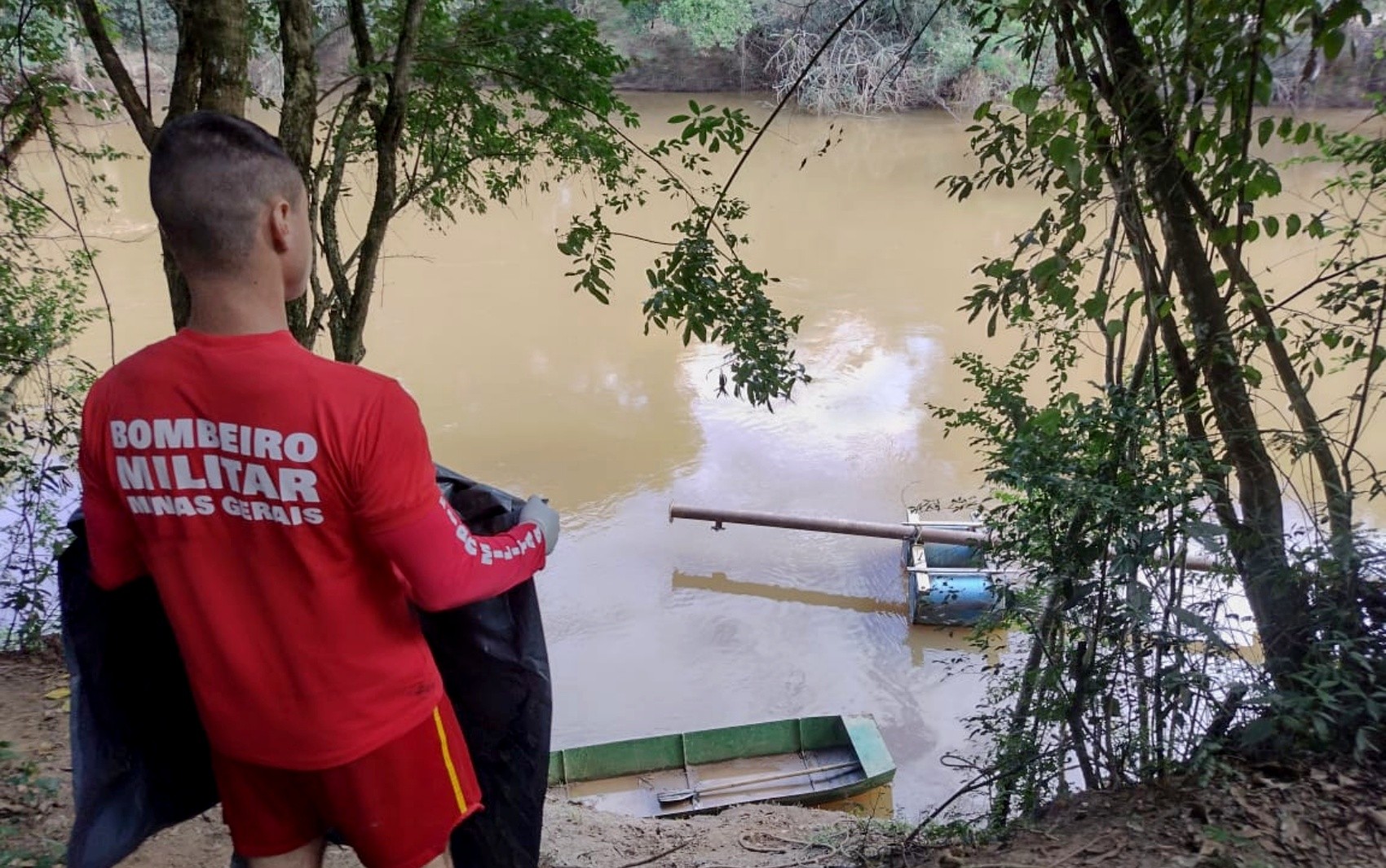 Bombeiros encontram corpo de trabalhador que desapareceu ao atravessar Rio Sapucaí-Mirim, no Sul de Minas