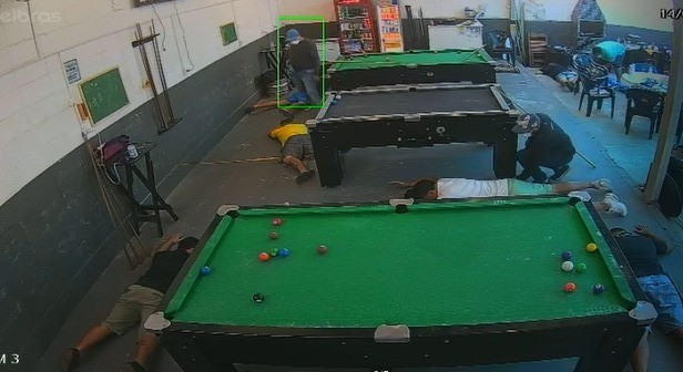 VÍDEO: Criminosos rendem vítimas e levam pertences de estacionamento no Centro de Campinas