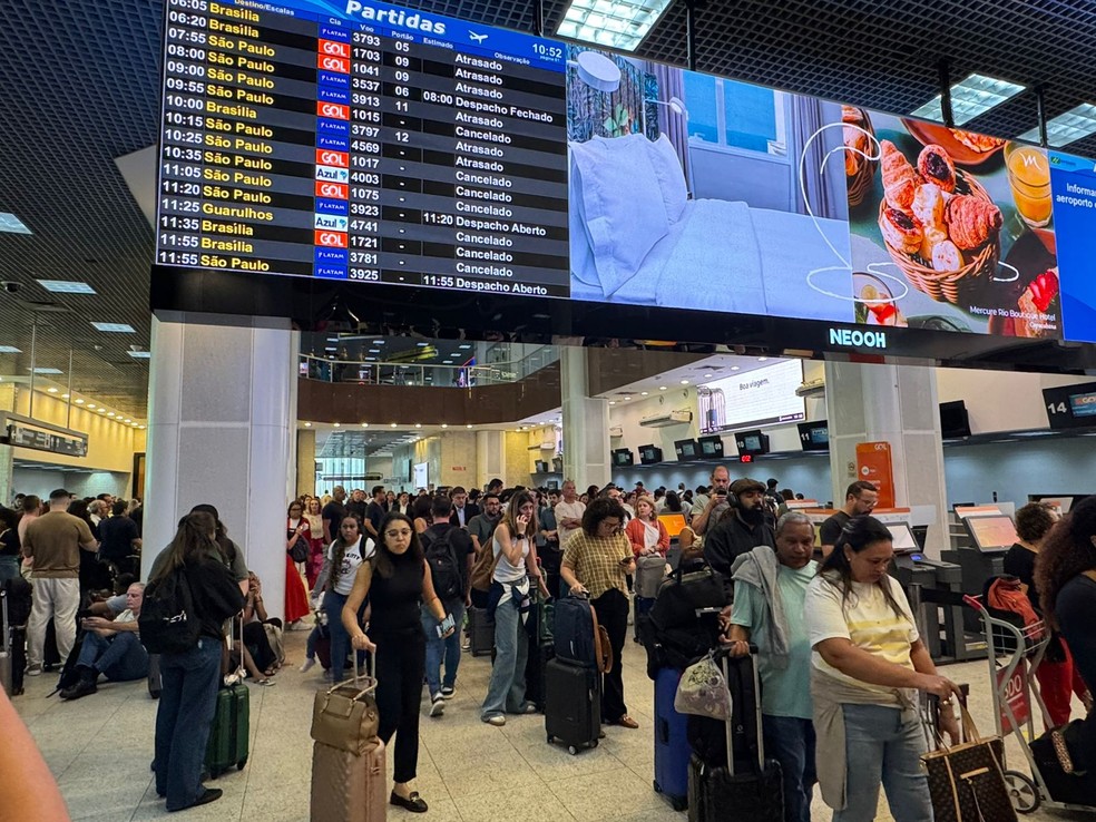 Passageiros enfrentam longas filas no Aeroporto Santos Dumont — Foto: Rafael Nascimento / g1 Rio