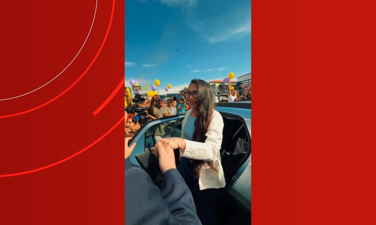 Mãe de Djidja Cardoso deixa a prisão e é recebida com festa por amigos e funcionários de salão de beleza em Manaus