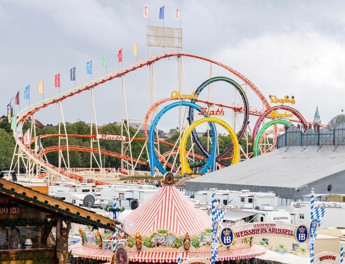 Homem morre ao ser atingido por montanha-russa da Oktoberfest, na Alemanha