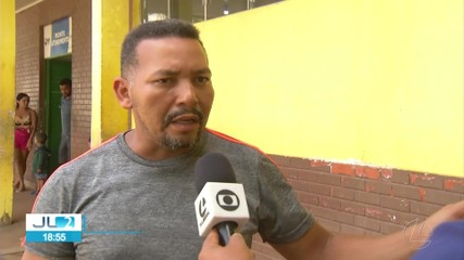 Em Parauapebas, homem leva sofá para hospital em forma de protesto