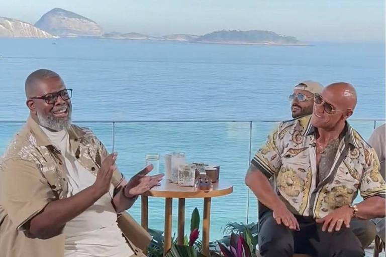 The Rock canta clássico de Zeca Pagodinho ao lado de Péricles em visita ao Brasil