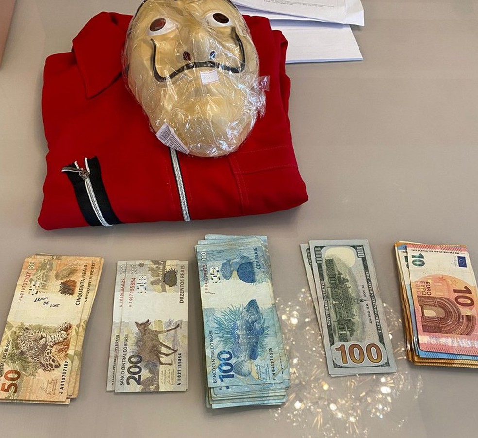 Dinheiro apreendido na casa de um dos investigados. — Foto: Polícia Federal