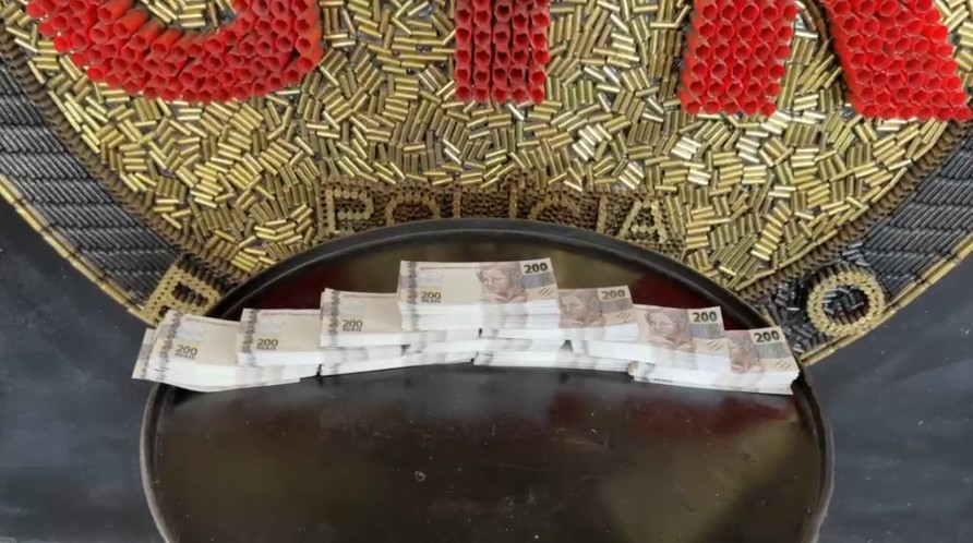 Homem é preso com R$ 220 mil em notas falsas em ônibus na Grande BH