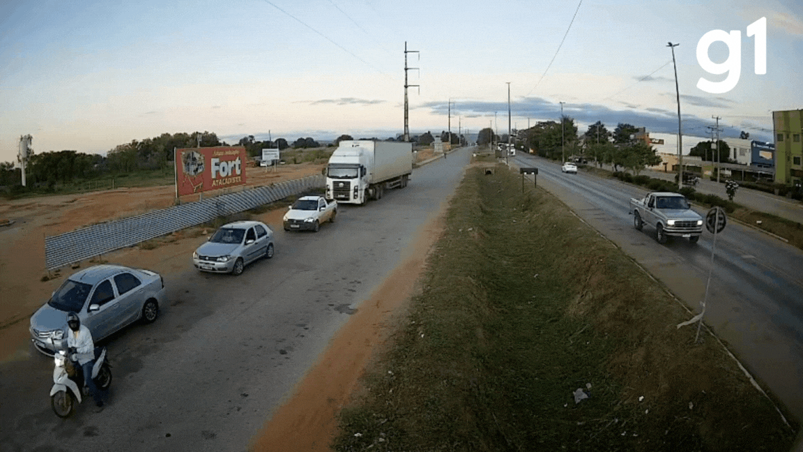 VÍDEO: carreta desgovernada destrói 4 carros na BR-070 em MT
