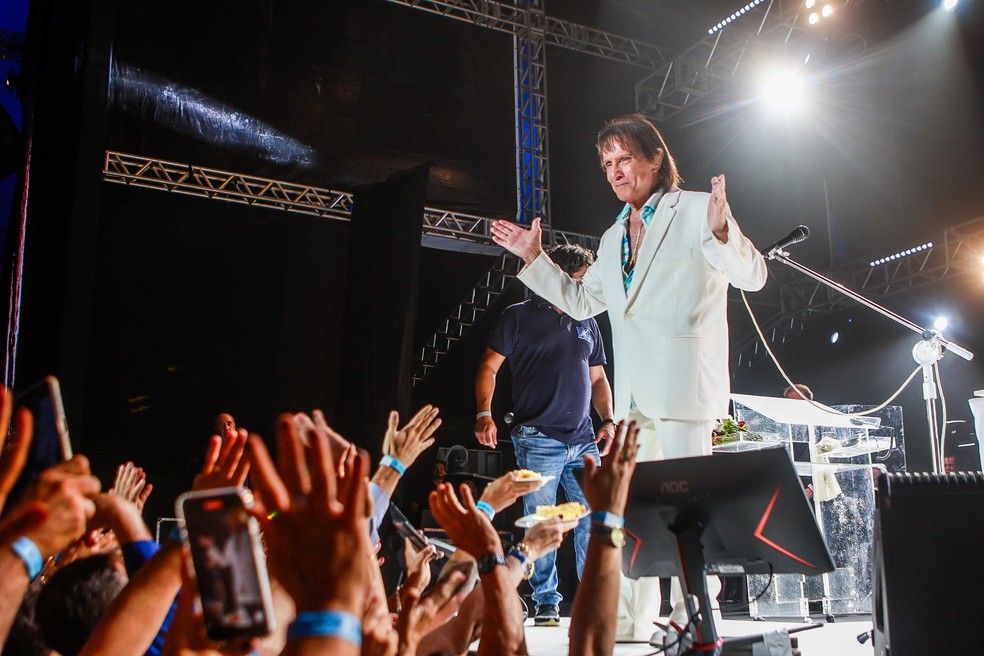 Roberto Carlos comemora 84 anos com show e bolo especial em Natal — Foto: Alexandre Lago