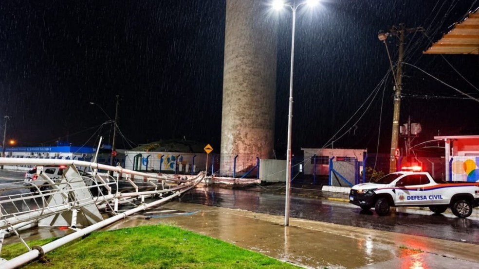 3 de 3
Em Botucatu (SP), a chuva acompanhada de fortes rajadas de vento provocou a queda de um poste de energia sobre a fia&ccedil;&atilde;o &mdash; Foto: Defesa C&iacute;vil/Divulga&ccedil;&atilde;o