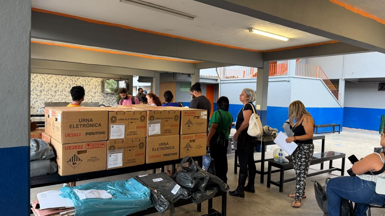 Decisão do STF chega tarde, e urnas são lacradas em escolas de MG