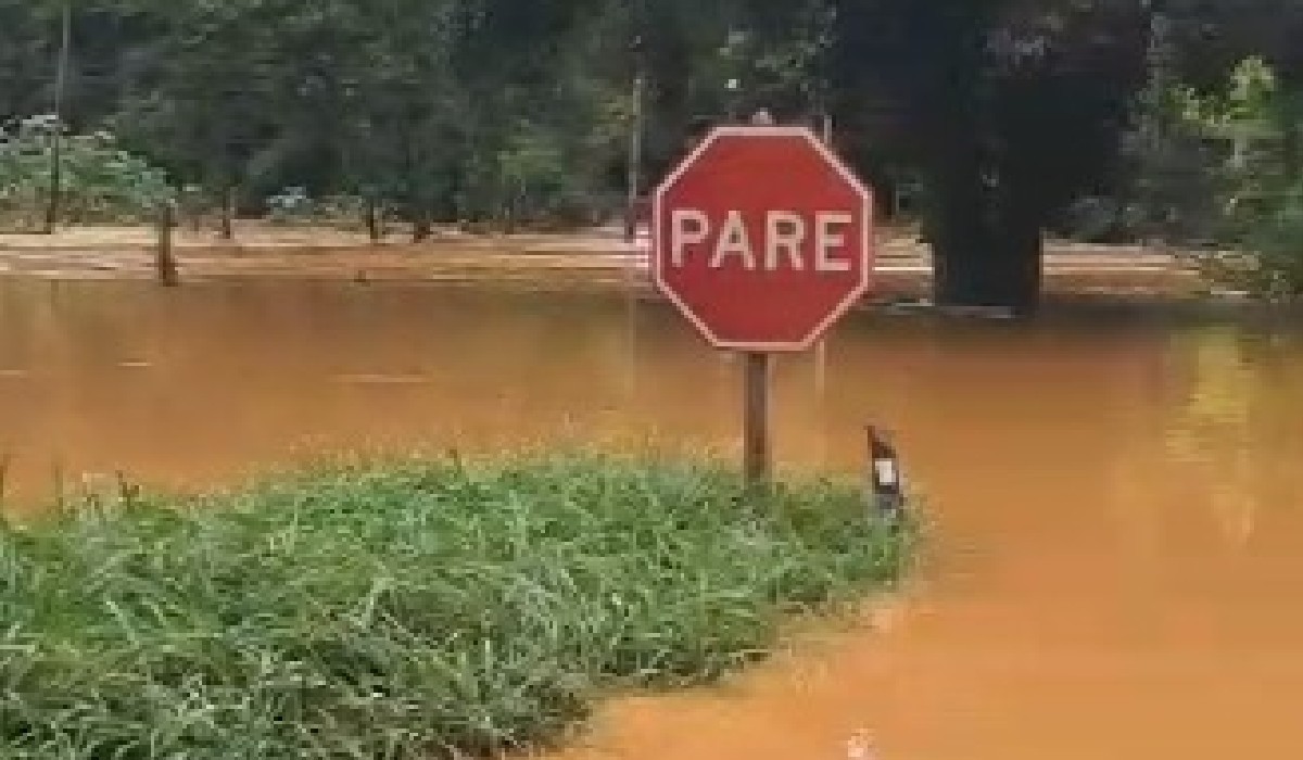 Matias Barbosa tem estrada fechada após temporal; grávida é resgatada de barco