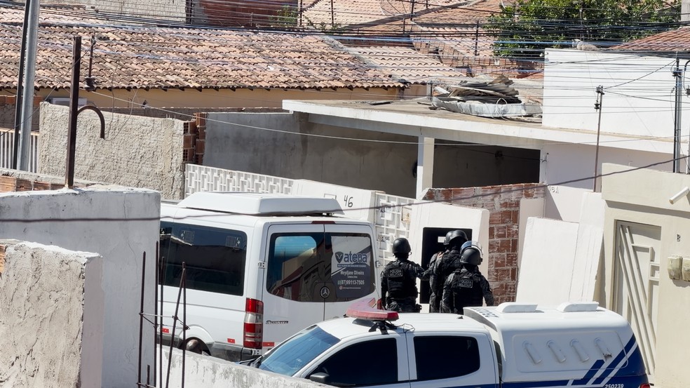 Petrolina: termina após 12h negociação com mulher que disparou tiros no Jose e Maria — Foto: Reprodução TV Grande Rio