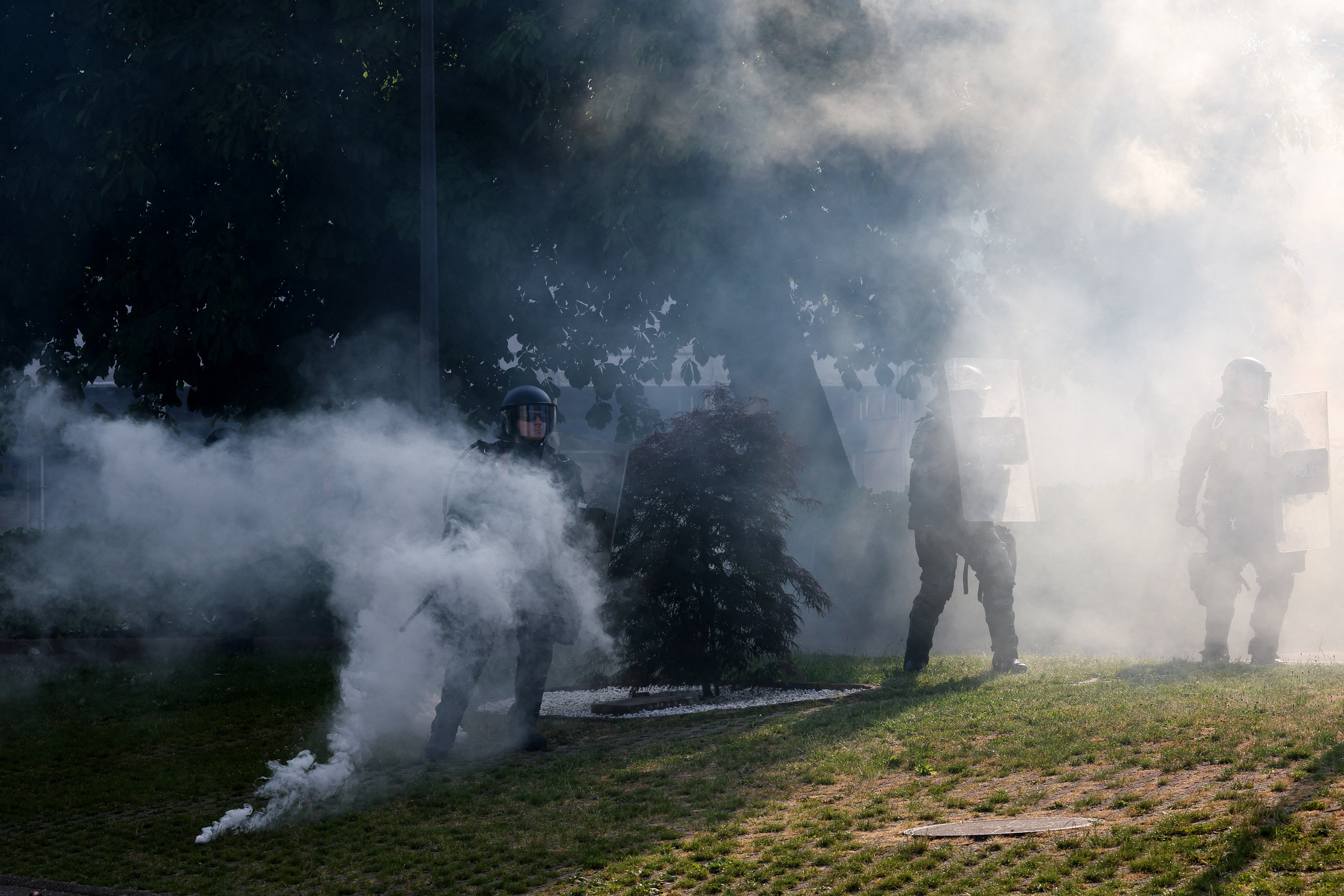 Manifestantes quebram janelas e ateiam fogo a Tesla em marcha contra o G7 em Genebra; polícia responde com gás lacrimogêneo
