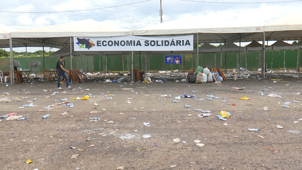 Dia seguinte às festas teve grande quantidade de materiais descartados fora das lixeiras — Foto: Reprodução/Rede Amazônica Acre