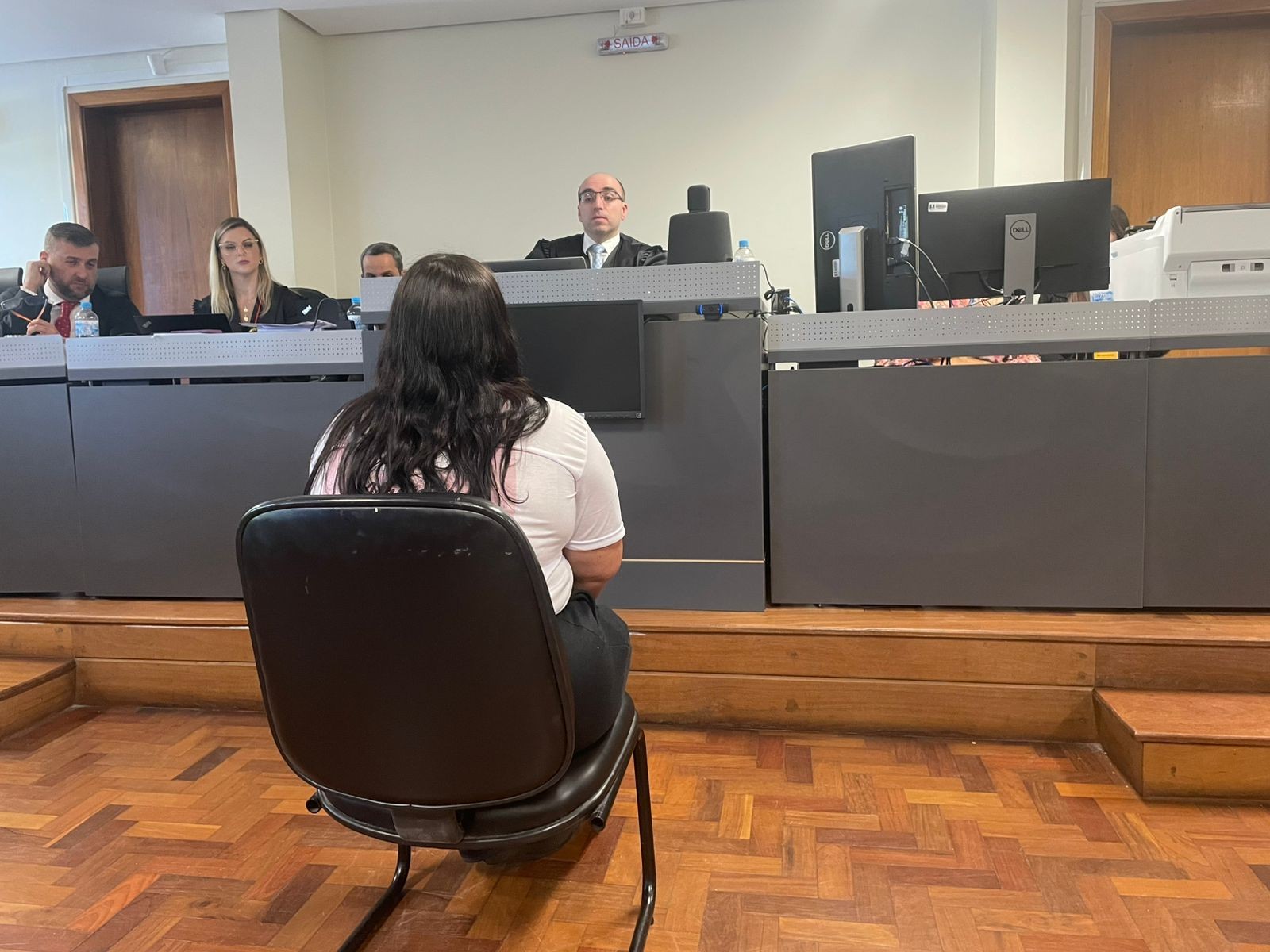 'Sem chão', diz mãe que teve 4 filhos mortos ao depor em júri de pai acusado: saiba como foi o primeiro dia