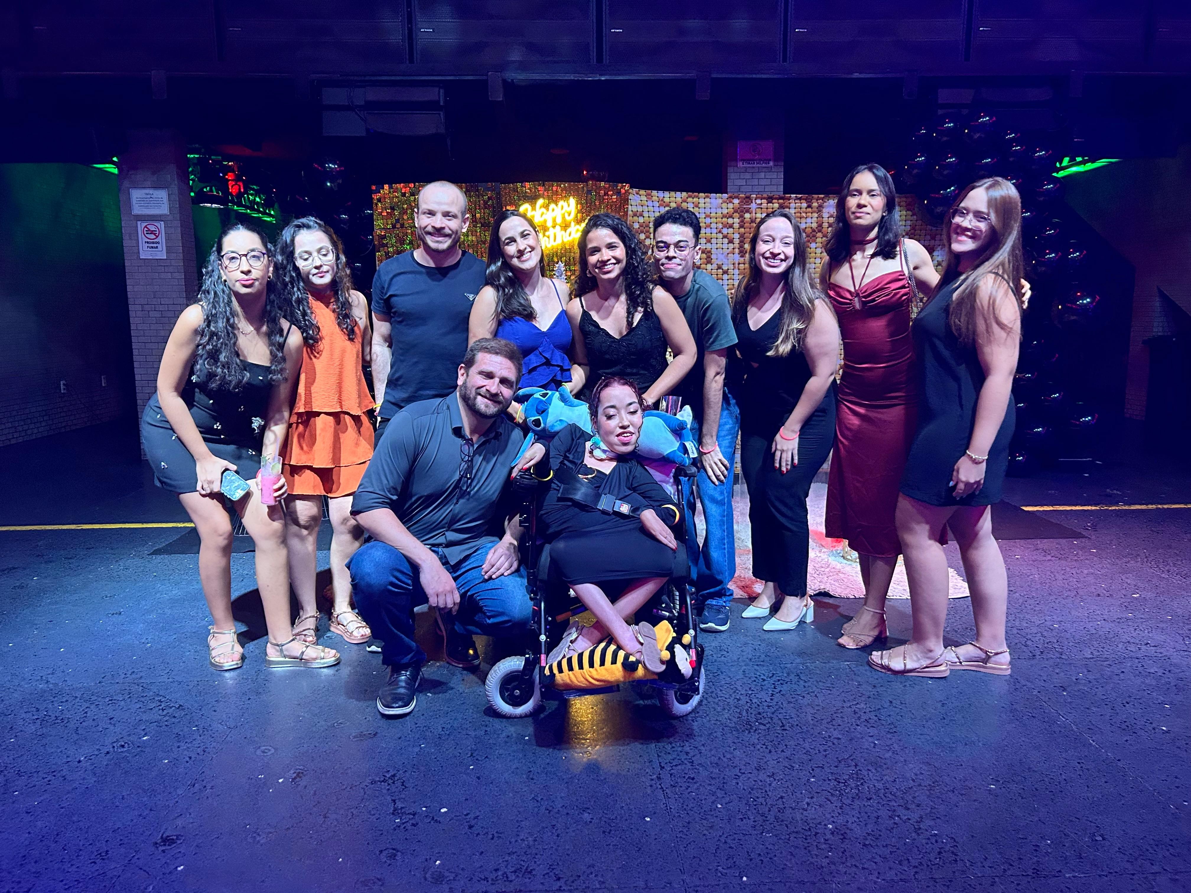 Jovem internada há 10 anos com doença rara realiza sonho de comemorar aniversário em casa de shows