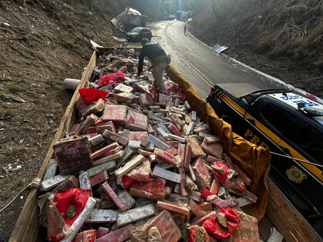 Mais de duas toneladas de maconha eram transportadas na carreta que se envolveu em acidente na BR-251