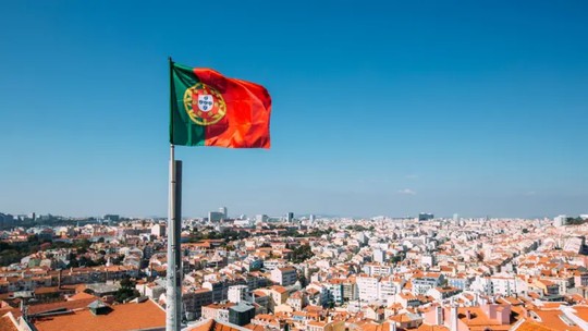 Portugal vai notificar 5,3 mil brasileiros para que deixem o país - Aviso ordenará que imigrantes saiam do território português de forma voluntária. Infratores poderão ser expulsos à força do país, segundo a imprensa local.