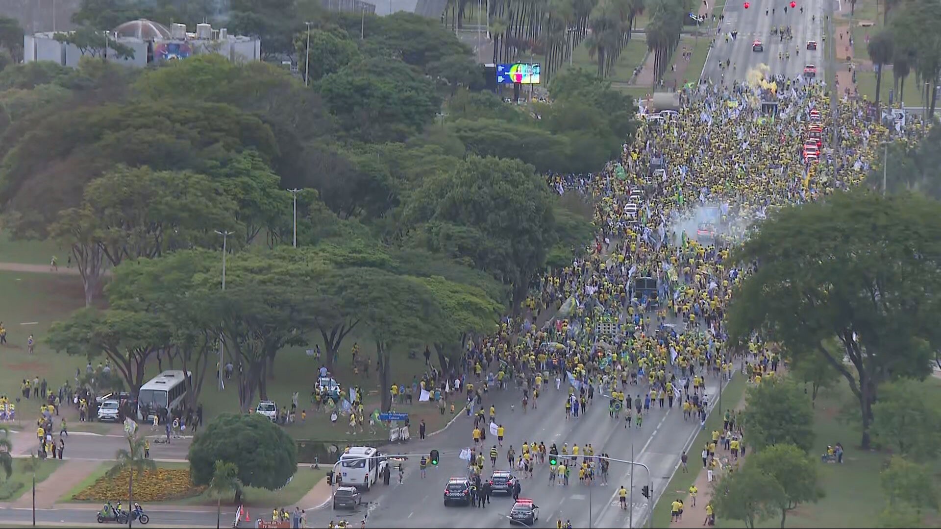 Apoiadores de Flávio Bolsonaro e Celina Leão fazem ato no centro de Brasília na véspera do 2º turno