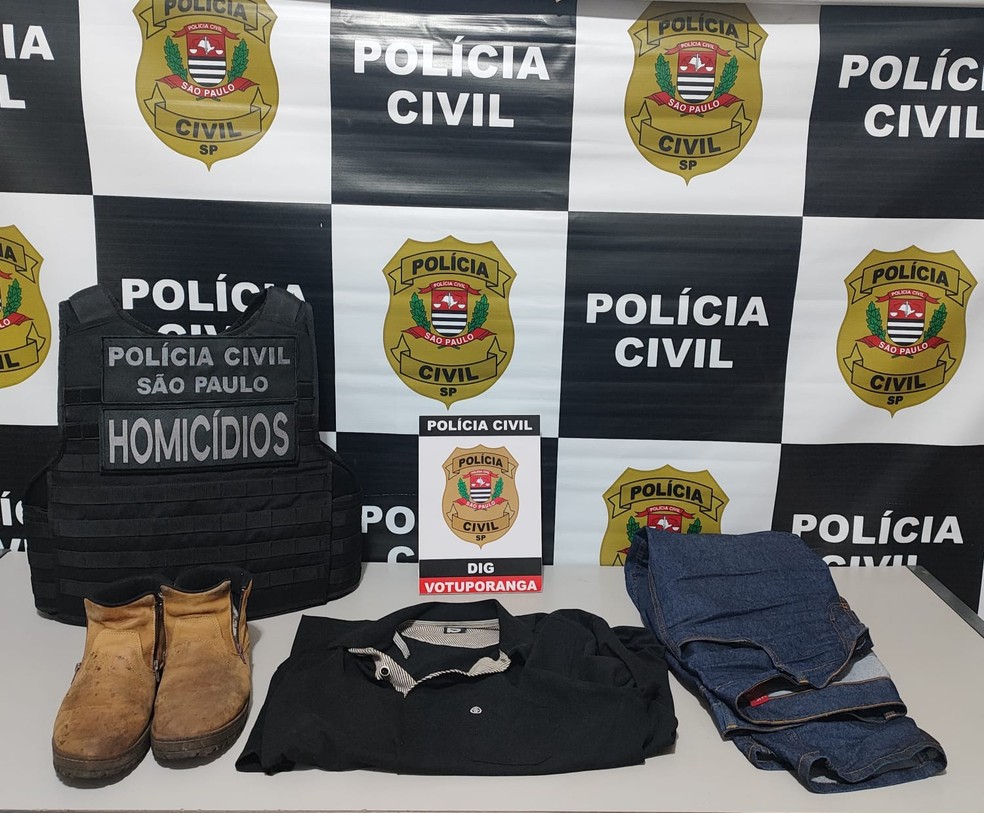 Roupas usadas por ele também foram apreendidas pela polícia em Votuporanga (SP) — Foto: Polícia Civil/Divulgação