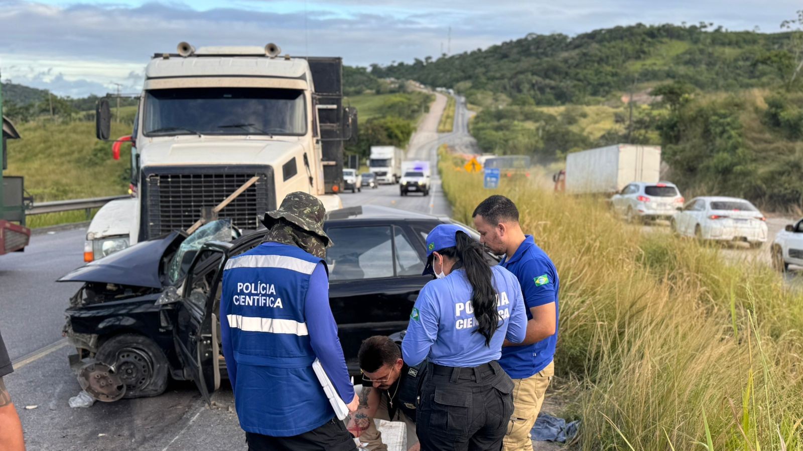 Idoso de 73 anos morre após colidir carro contra carreta em trecho da BR-101, em Pilar