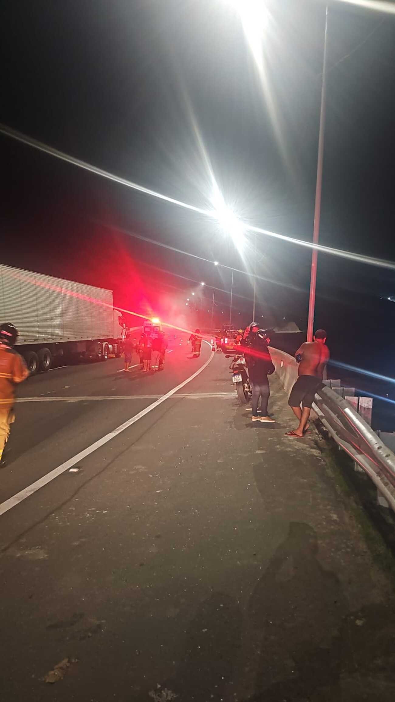 Vazamento de ácido clorídrico interdita a Via Dutra, em Piraí 