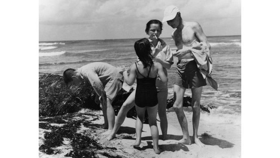 Robert Oppenheimer em momento de descontração com a família. Sua esposa, Katherine ‘Kitty’ Harrison, era bióloga e trabalhou com ele no Projeto Y — Foto: GETTY IMAGES