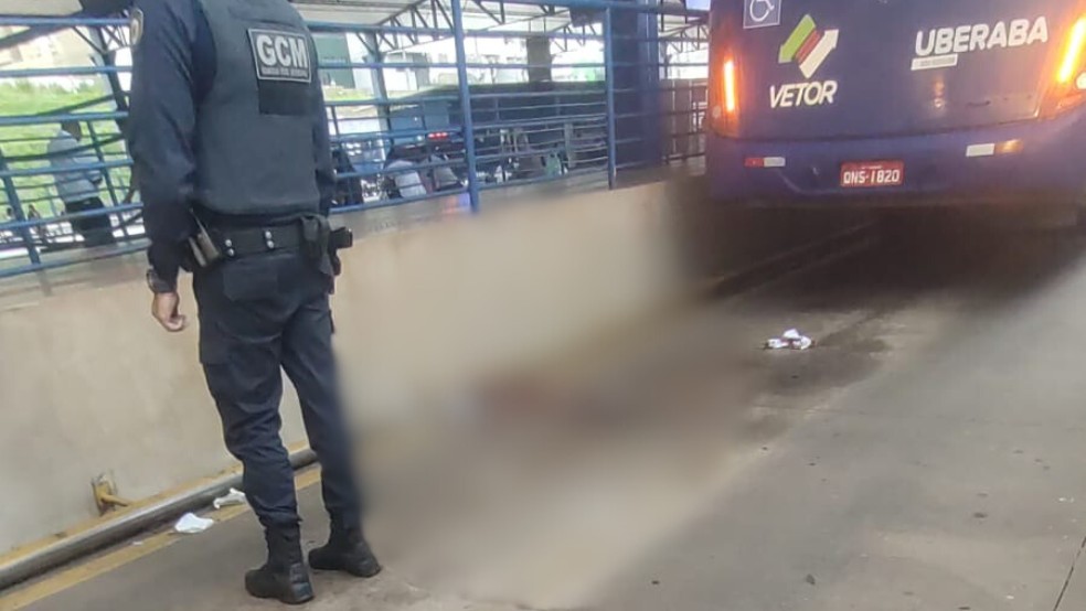 Idosa tem perna esmagada ao cair entre plataforma e ônibus em Uberaba; vídeo