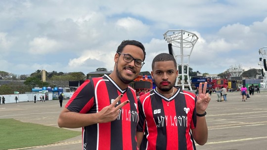 Fãs de Gloria Groove vestem camisas de time inspiradas no álbum Lady Leste no The Town 2025 - Artista se apresenta no palco The One, às 19h20, e representará o pop brasileiro e periférico no festival.