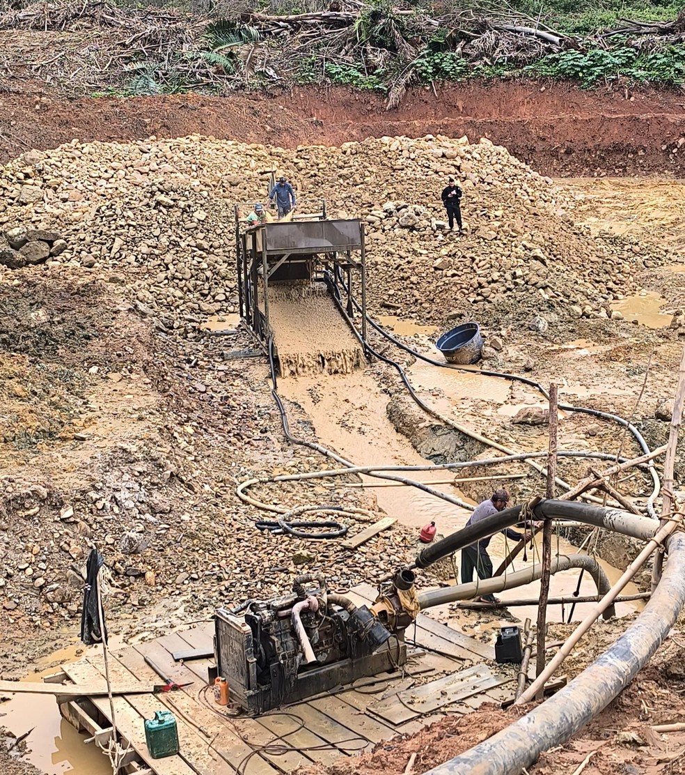 Parte de terra detruída por garimpo no interior do Pará — Foto: Reprodução/PF