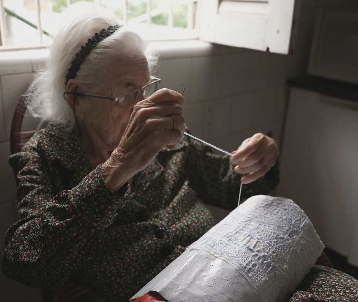 Conheça Dona Odete, mestra artesã que trabalha há 80 anos com renda renascença e é um dos destaques da Fenearte 2025