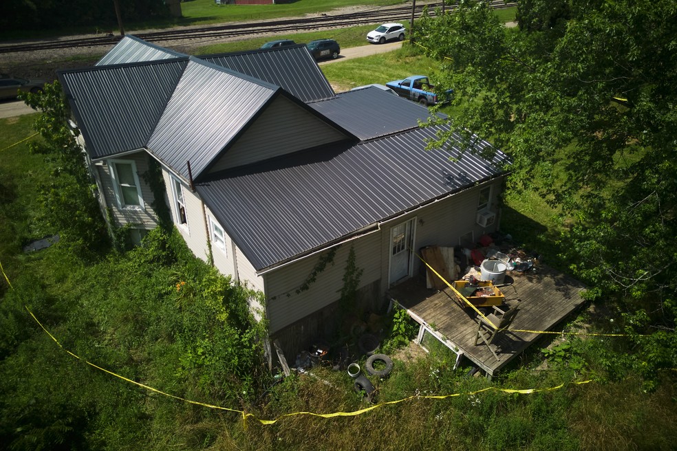 Casa onde as autoridades resgataram 16 crianças em Hamden, Ohio, em 1º de julho de 2026 — Foto: Carolyn Kaster/AP Photo