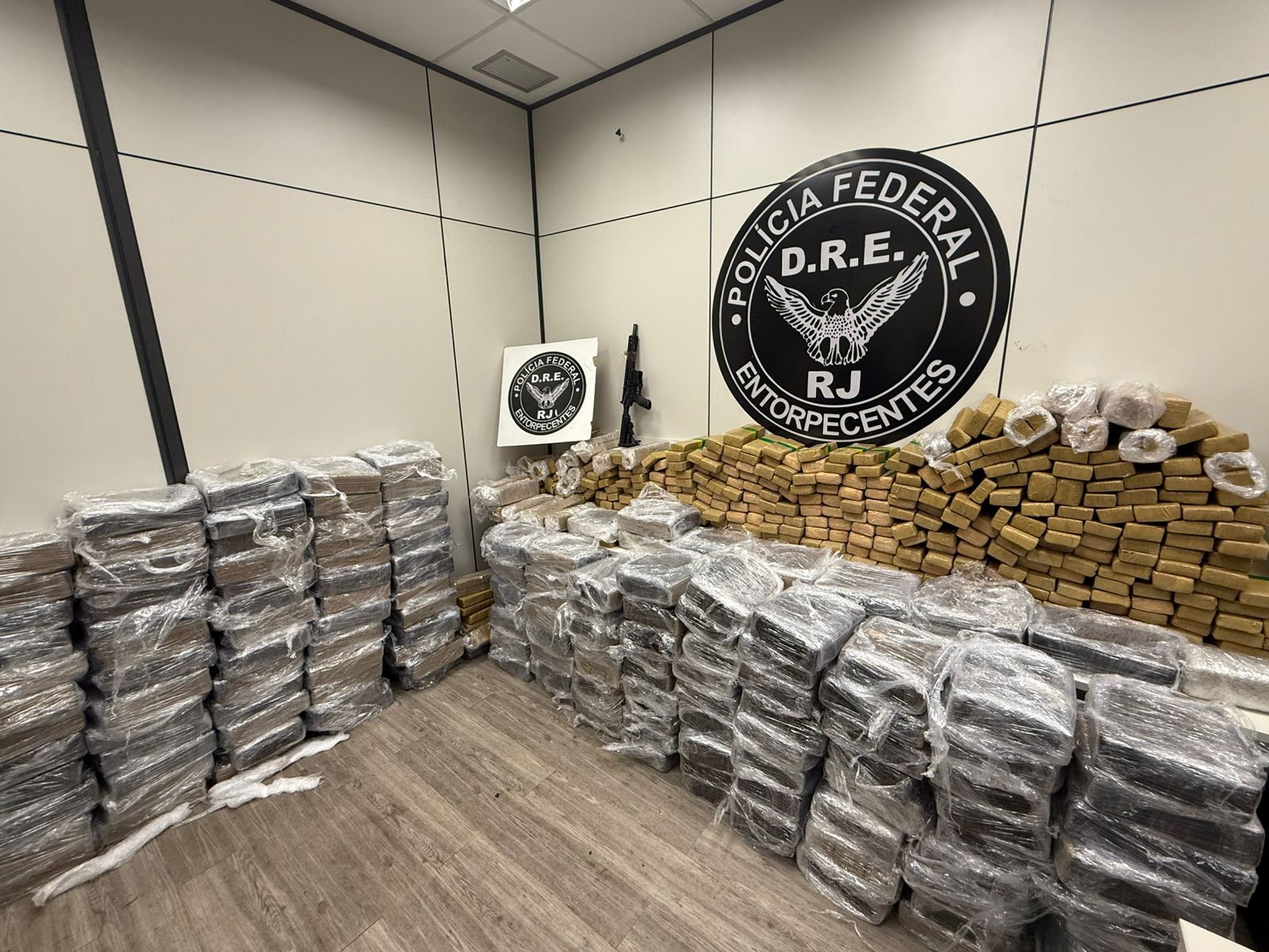 VÍDEO: Quase uma tonelada de maconha é apreendida dentro de caminhão na Via Dutra, em Piraí