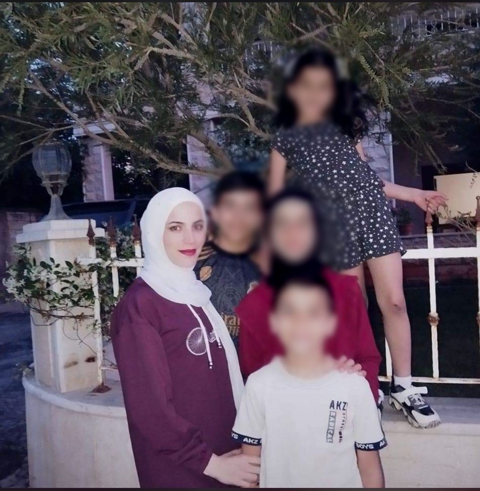 Mãe e filhos de 10 e 9 anos (de véu preto e camiseta branca) ficam feridos em ataque aéreo. — Foto: Arquivo pessoal