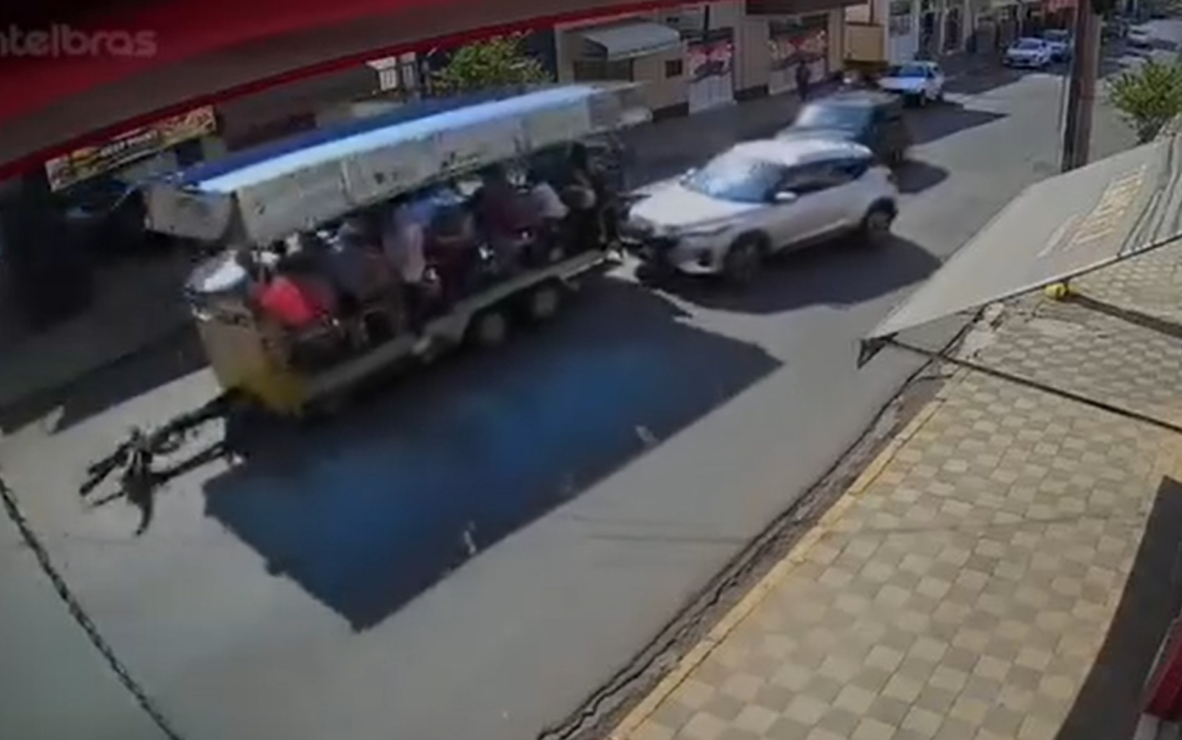 VÍDEO: Trenzinho turístico se solta de veículo e desce morro em MG
