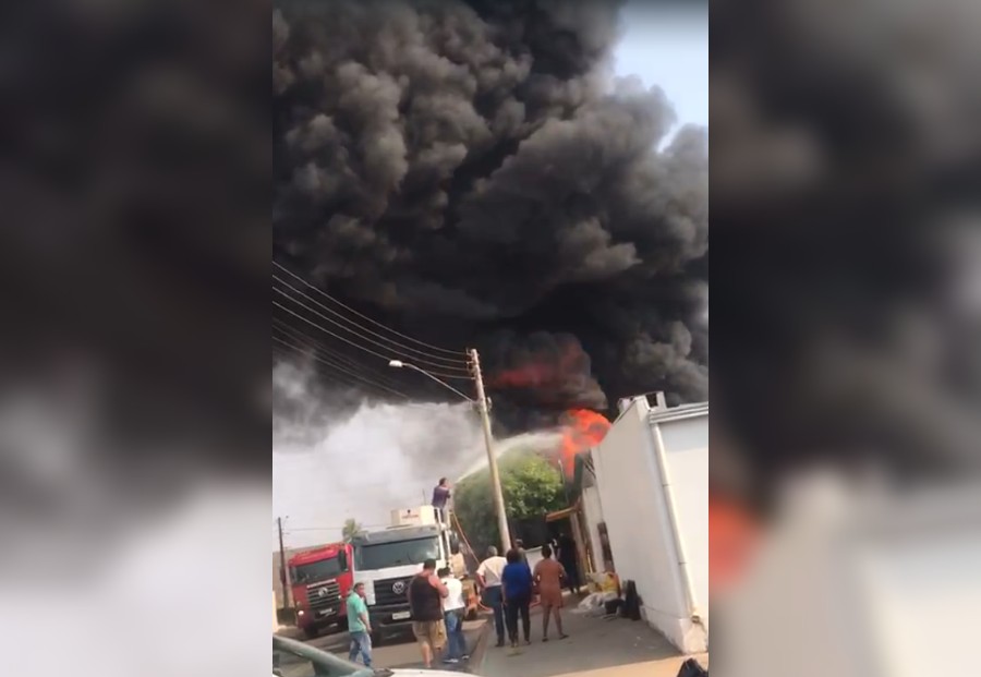 Incêndio atinge depósito de materiais recicláveis no interior de SP