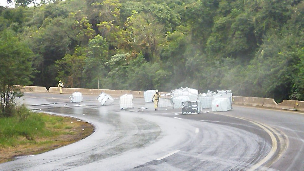 Acidente com vazamento de carga corrosiva de caminh&atilde;o interdita BR-277 em Nova Laranjeiras &mdash; Foto: Divulga&ccedil;&atilde;o/Corpo de Bombeiros