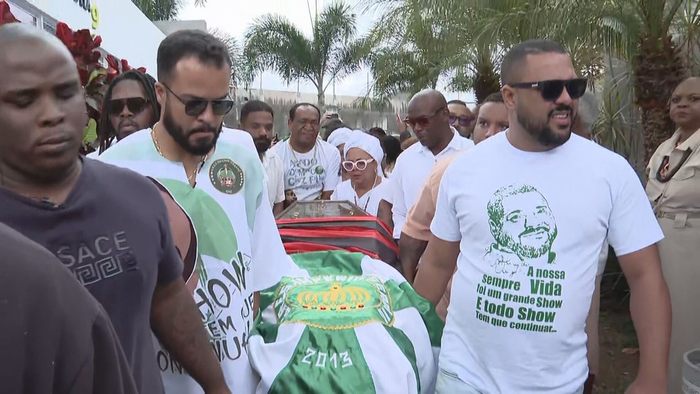 Corpo de Arlindo Cruz é enterrado no Cemitério Jardim da Saudade, em Sulacap — Foto: Reprodução/TV Globo