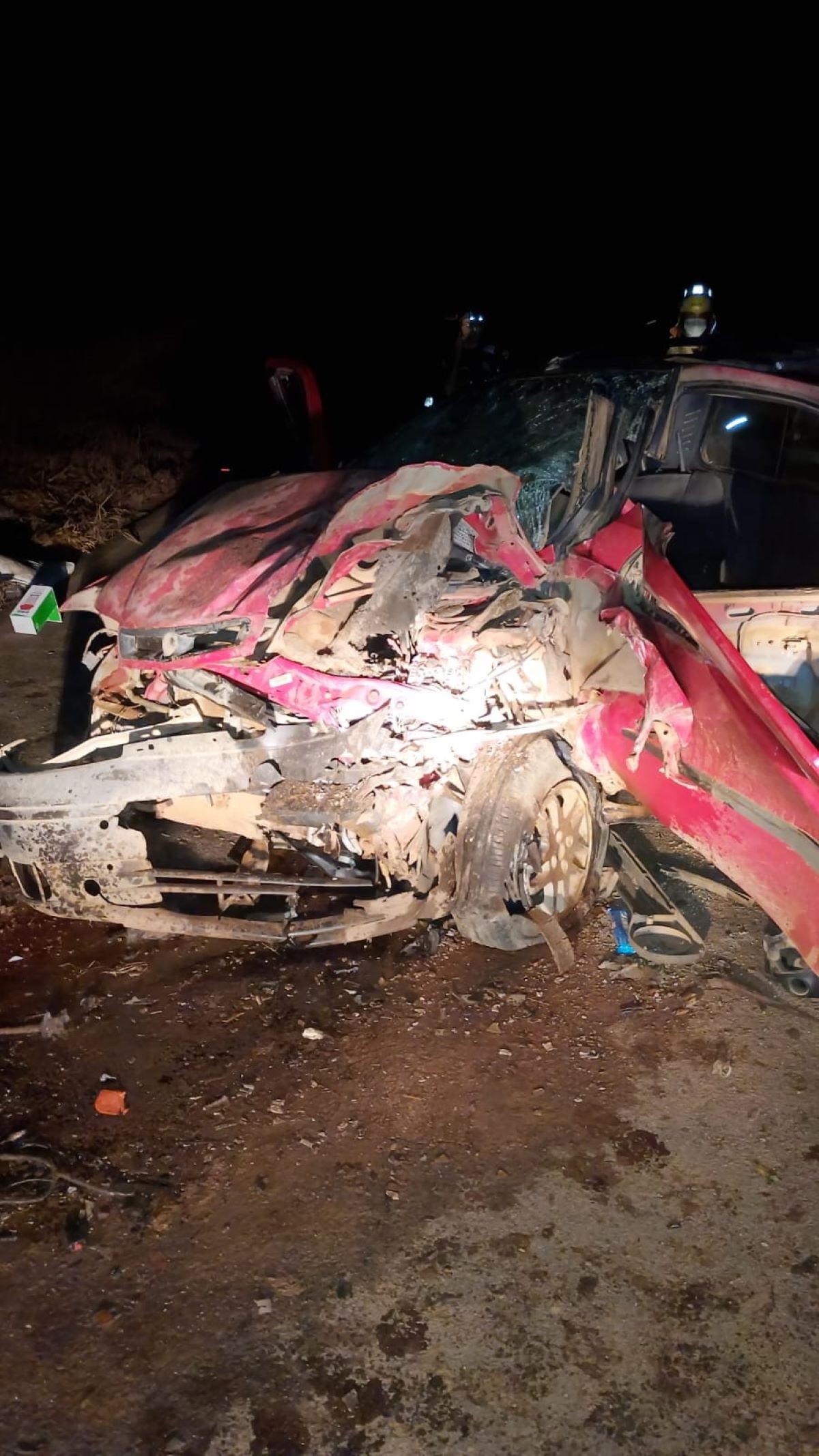 Batida entre três carros deixa uma pessoa morta e feridos na MG-429