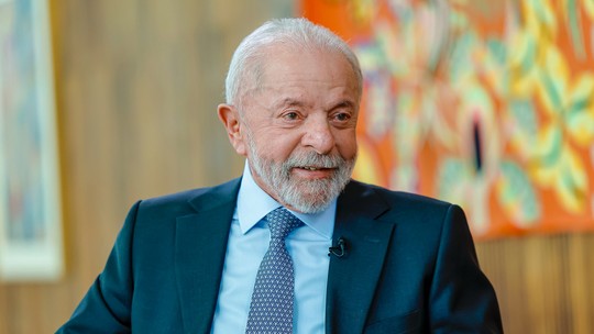 Quaest: Parcela contrária à candidatura de Lula em 2026 cai para 58%; Bolsonaro tem 62% contrários - Agora, 38% acham que Lula deve se candidatar. É um aumento de seis pontos percentuais em relação à pesquisa anterior. Considerando o posicionamento ideológico, oscilou para cima o percentual dos favoráveis à candidatura do petista, principalmente entre os que se dizem de esquerda e de centro.