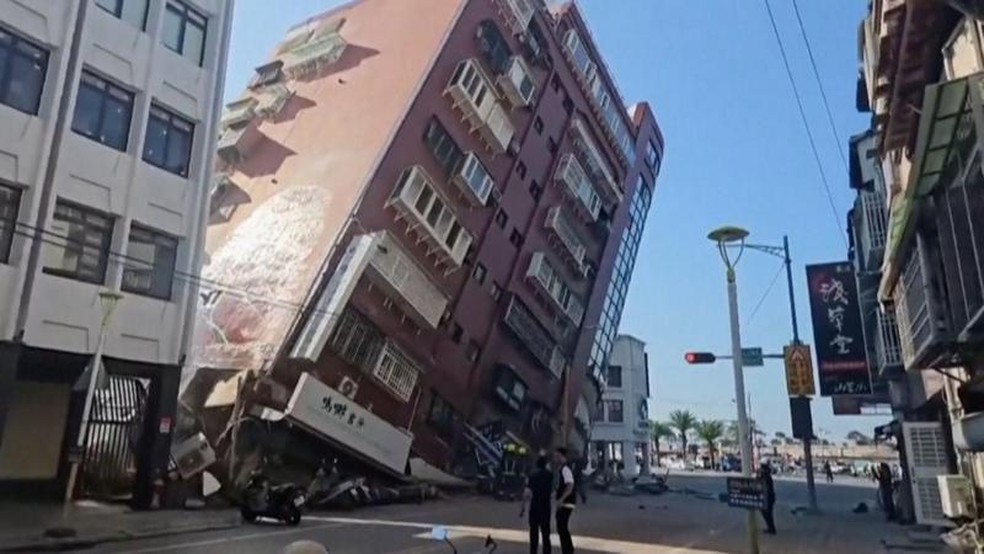 Vários edifícios desabaram devido ao forte tremor. — Foto: TVBS via BBC