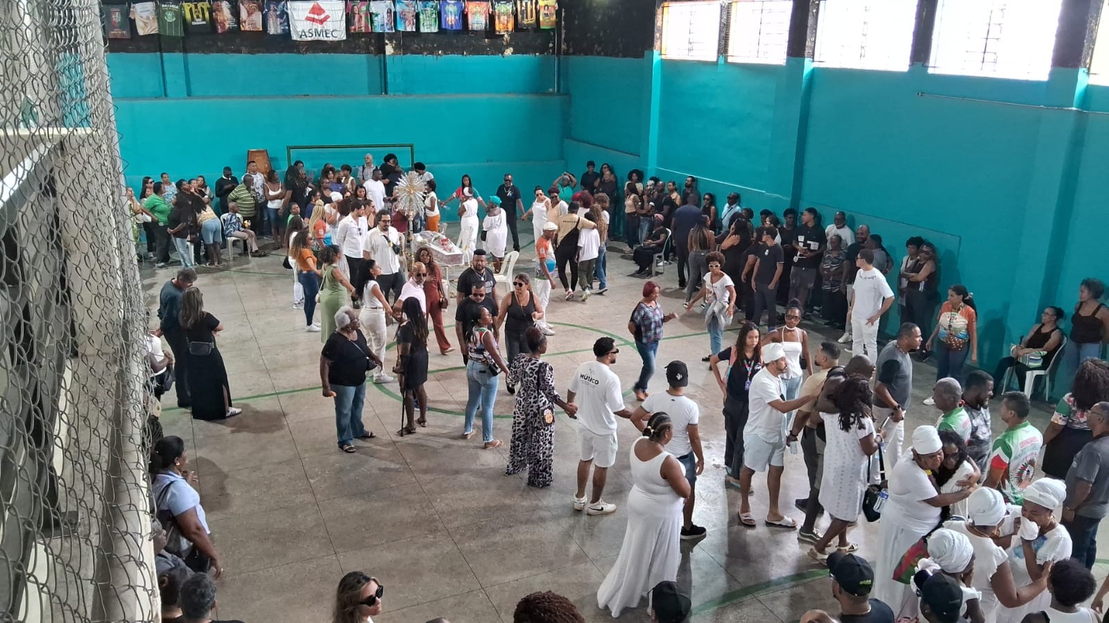 Despedida de Adriana Araújo: começa o velório da cantora em quadra de escola de samba de BH