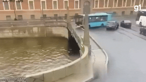 VÍDEO: Ônibus cai em rio em São Petersburgo, na Rússia, e 3 morrem