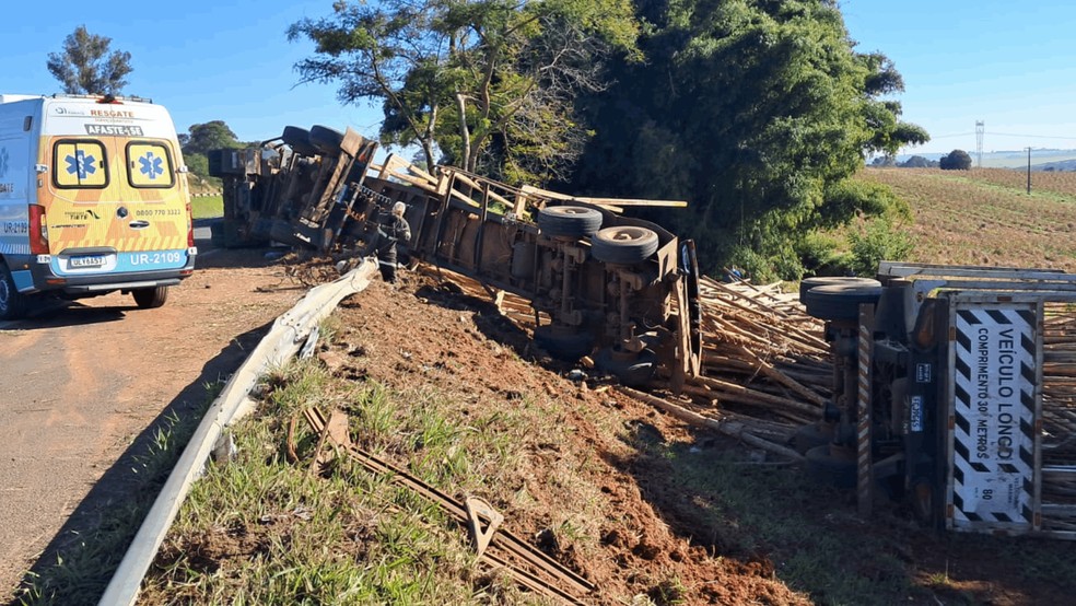 2 de 3
Caminh&atilde;o com carga de madeira tomba na Marechal Rondon em S&atilde;o Manuel e motorista fica ferido &mdash; Foto: Neto Nitolo/TV TEM