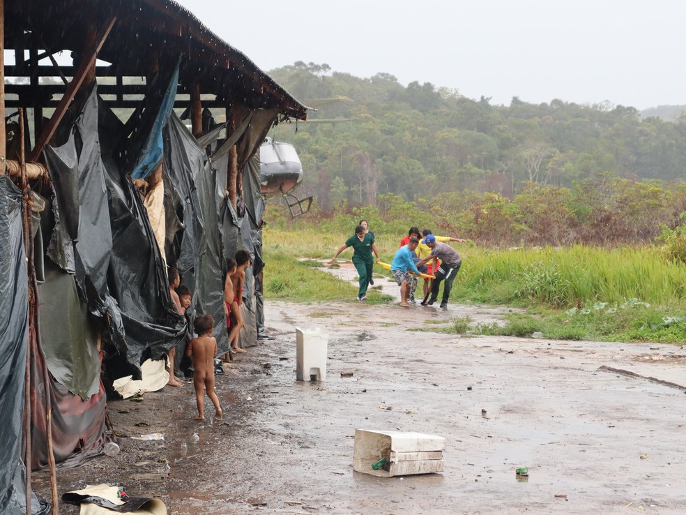 Equipes de saúde correm para salvar indígena doente na Terra Yanomami, em Roraima — Foto: Arquivo pessoal